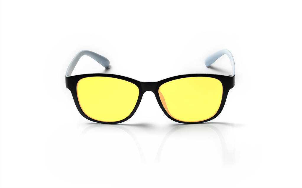  Kính chống ánh sáng xanh. Tình trạng trẻ em mắc chứng cận thị ngày càng trở nên phổ biến. Nhiều ý kiến cho rằng đây là hệ quả, ảnh hưởng của ánh sáng xanh phát ra từ điện thoại di động, máy tính.