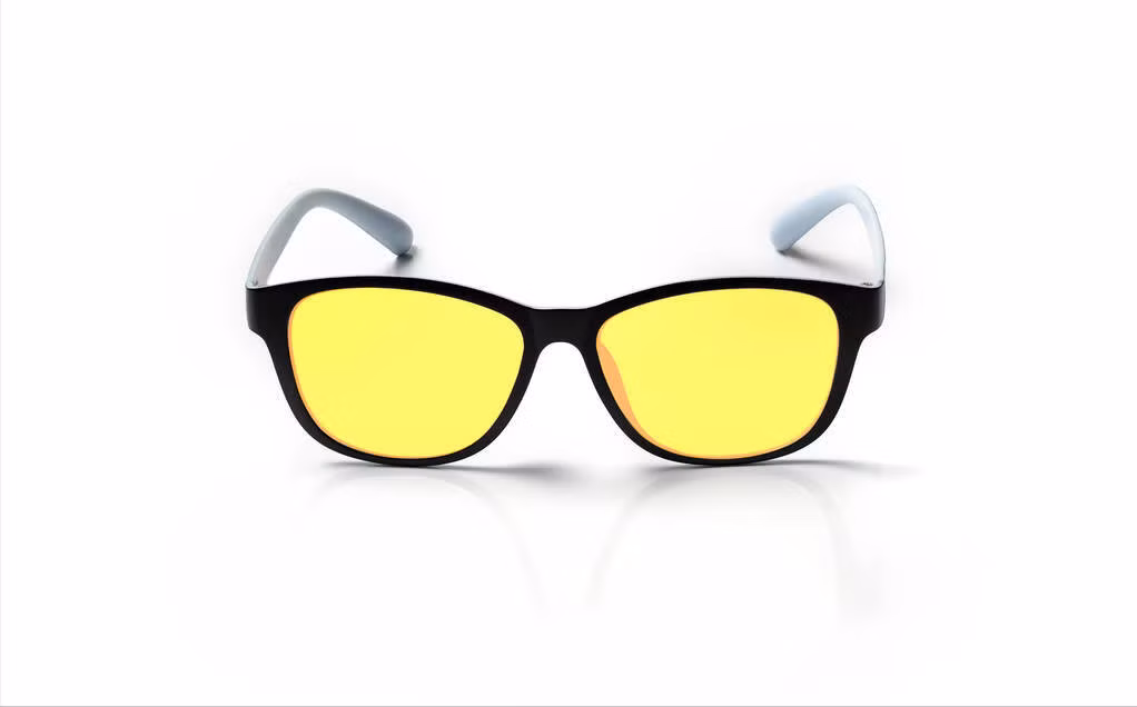  Kính chống ánh sáng xanh. Tình trạng trẻ em mắc chứng cận thị ngày càng trở nên phổ biến. Nhiều ý kiến cho rằng đây là hệ quả, ảnh hưởng của ánh sáng xanh phát ra từ điện thoại di động, máy tính.