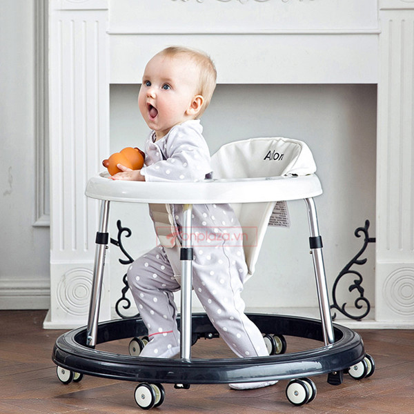 Giám đốc Trung tâm Y học Phục hồi chức năng của Bệnh viện Nhi Hạ Môn (Trung Quốc) lý giải, dùng xe tập đi làm giảm thời gian bò của trẻ. Trong khi đó, bò là cơ hội giúp trẻ khám phá thế giới xung quan bằng cách quan sát, cảm nhận giác quan. Ảnh: Internet