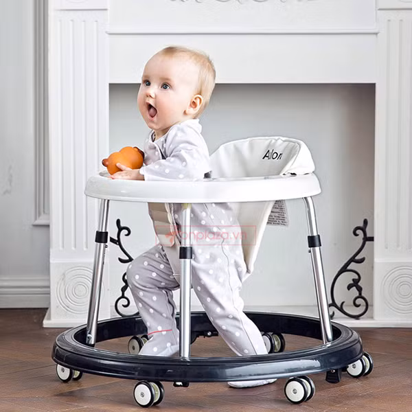 Giám đốc Trung tâm Y học Phục hồi chức năng của Bệnh viện Nhi Hạ Môn (Trung Quốc) lý giải, dùng xe tập đi làm giảm thời gian bò của trẻ. Trong khi đó, bò là cơ hội giúp trẻ khám phá thế giới xung quan bằng cách quan sát, cảm nhận giác quan. Ảnh: Internet