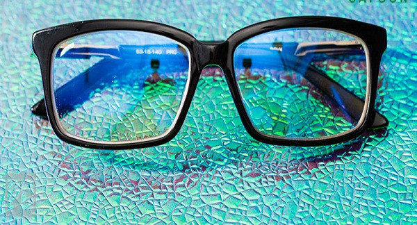 Theo Sohu, hiện chưa có bằng chứng khoa học nào cho thấy cường độ ánh sáng xanh do điện thoại di động, máy tính và các thiết bị điện tử phát ra gây hại cho mắt. Lượng ánh sáng xanh phù hợp không gây hại mà còn kích thích mắt sản sinh dopamine, ức chế sự phát triển của trục mắt, có vai trò ngăn ngừa cận thị.