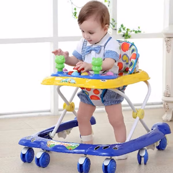 Xe tập đi. Nhiều người nhầm tưởng xe hỗ trợ bé sớm biết đi. Tuy nhiên, chuyên gia cho rằng, chỉ khi bé có khả năng giữ thăng bằng cơ thể mới có thể đi được. Phụ thuộc vào xe tập đi khiến trẻ mất cơ hội làm chủ thăng bằng, không có tác dụng rút ngắn thời gian tập đi.