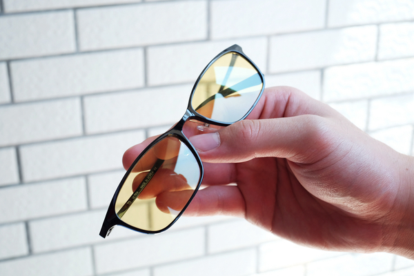 Ngoài ra, sử dụng kính chống ánh sáng xanh còn làm tối màn hình, gây mỏi mắt. Thay vì dựa vào kính chống cận, phụ huynh nên có kế hoạch cho con cái sử dụng các thiết bị điện tử. Có chế độ chăm sóc, thiết kế thời gian để mắt được nghỉ ngơi hợp lý.