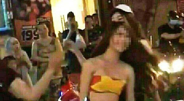 Nhìn những hình ảnh này, không ít người ức chế thốt lên: “Dù có xinh đẹp thế nào đi nữa, không nên mặc như vậy để cổ vũ bóng đá trước hàng ngàn người”.