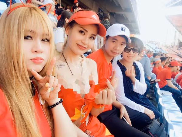 Bóng đá được mệnh danh là môn thể thao vua, nó hấp dẫn mọi lứa tuổi từ nam giới tới phụ nữ. Do vậy, bất cứ vấn đề liên quan đến bóng đá đều thu hút sự chú ý mạnh mẽ.