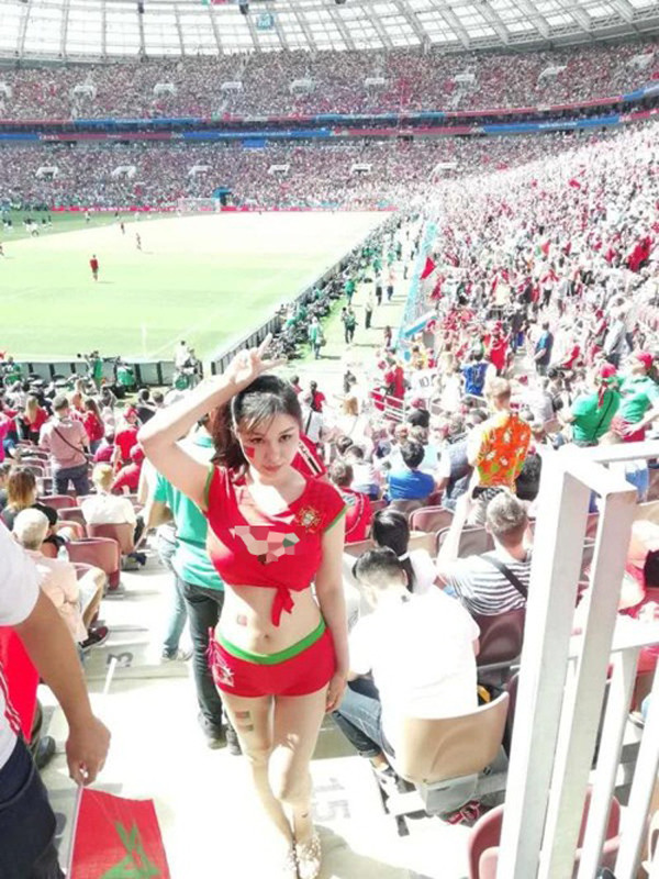 Bức hình nhanh chóng được lan truyền trên các trang mạng xã hội. Bên cạnh lời khen cho hình thể bốc lửa của cô gái, không ít người cho rằng việc ăn mặc phóng khoáng giữa đám đông có phần không hợp mắt.