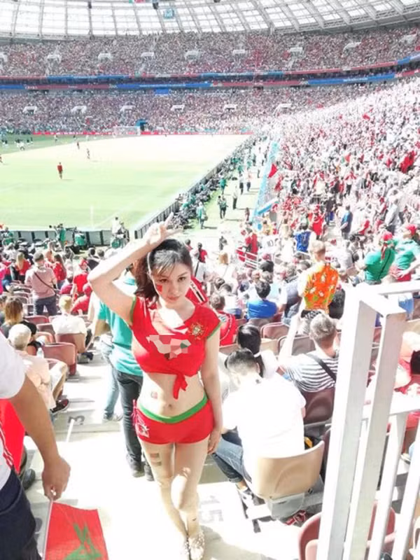 Bức hình nhanh chóng được lan truyền trên các trang mạng xã hội. Bên cạnh lời khen cho hình thể bốc lửa của cô gái, không ít người cho rằng việc ăn mặc phóng khoáng giữa đám đông có phần không hợp mắt.