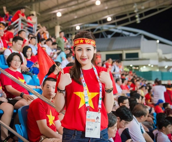 Nếu theo đuổi hình ảnh nữ tính, những chiếc váy tennis kết hợp cùng áo phông in hình phù hợp là lựa chọn không tồi. Để thuận tiện di chuyển, nên chọn giày thể thao kết hợp với bộ đồ.