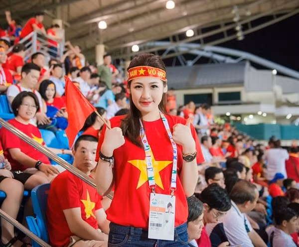 Nếu theo đuổi hình ảnh nữ tính, những chiếc váy tennis kết hợp cùng áo phông in hình phù hợp là lựa chọn không tồi. Để thuận tiện di chuyển, nên chọn giày thể thao kết hợp với bộ đồ.