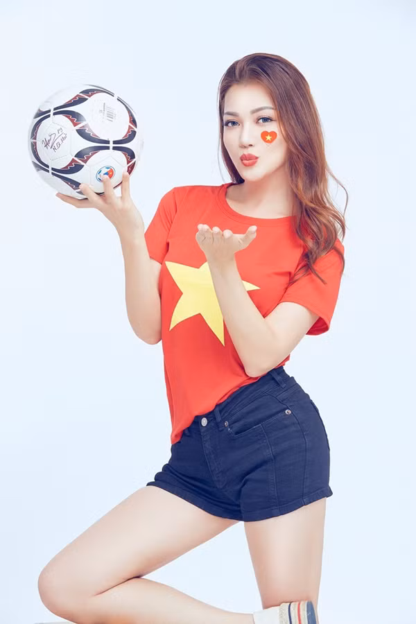 Ngay cả khi theo phong cách thời trang nữ tính, bạn cũng cố gắng tránh trang phục rườm rà, nhiều chi tiết và giày cao gót. Những items này sẽ khiến bạn gặp khó khăn khi di chuyển giữa đông đảo cổ động viên. Ảnh: Internet