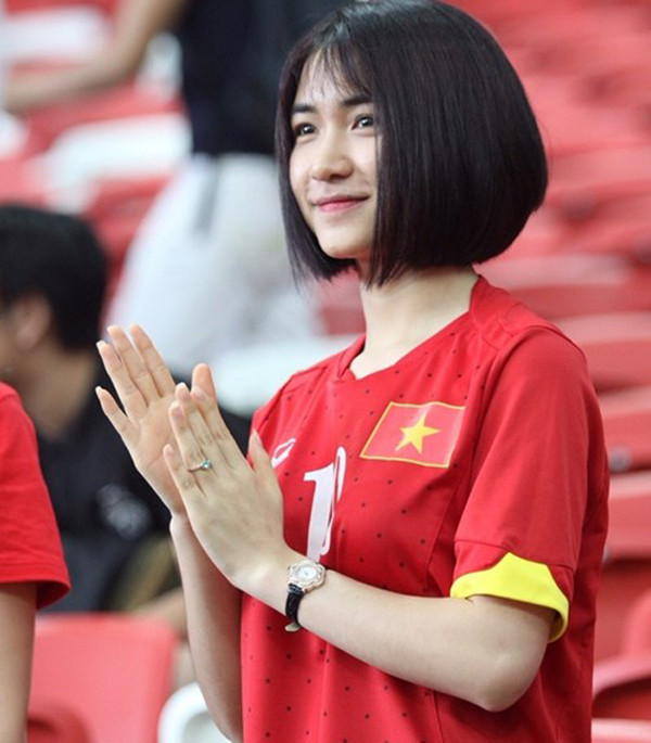 Để cổ vũ bóng đá không gặp sự cố, bạn gái nên chú ý chọn trang phục thoải mái, dễ vận động. Bạn có thể chọn áo phông, áo hoddie phối cùng quần jogger, quần xuống uống rộng, quần short hay đơn giản chỉ là một chiếc quần jean sẽ đem đến cho bạn vẻ năng động.