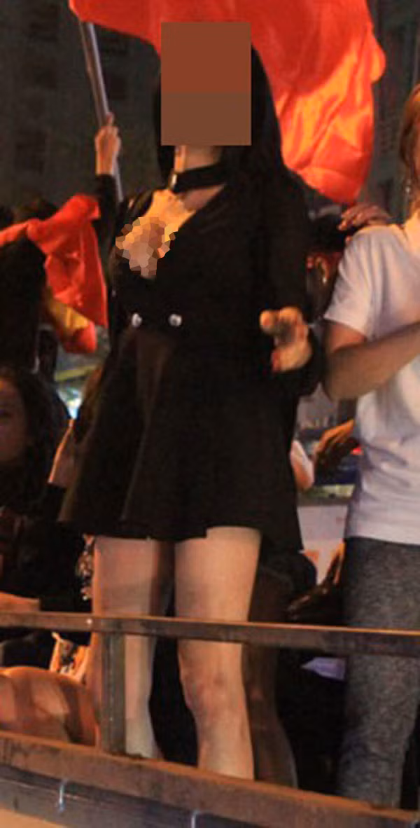 Giữa đám đông, cô gái mặc bồ độ đen xẻ ngực sâu hun hút. Chưa kể, vòng 1 nảy nở bị o ép như sắp rớt ra ngoài khiến cô trở thành nhân vật được chú ý.