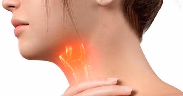 Ngoài ra, nếu cảm thấy như có dị vật trong thực quản, khó nuốt, nóng rát hoặc nghẹn ở vùng xương ức sau ăn cũng cần cảnh giác. Đây đều là biểu hiện ban đầu của căn bệnh ung thư thực quản và ung thư thanh quản.