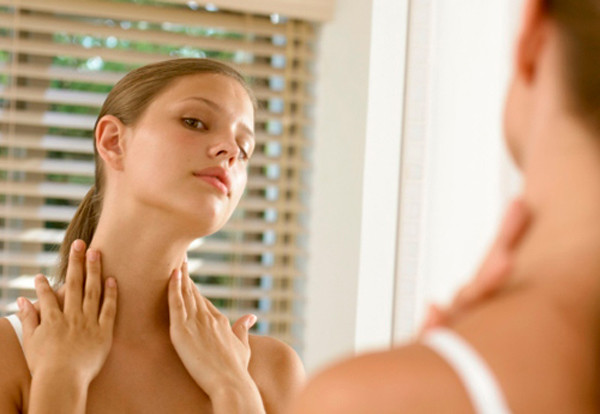 Phát hiện khối u trên người trước khi ngủ. Nằm trên giường, bạn nên thả lỏng rồi dùng tay cảm nhận cơ thể. Nếu phát hiện khối u trên người thì nên đi khám càng sớm càng tốt.