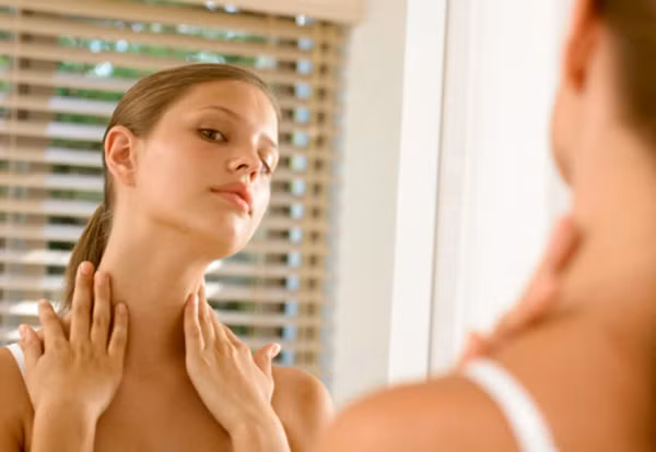 Phát hiện khối u trên người trước khi ngủ. Nằm trên giường, bạn nên thả lỏng rồi dùng tay cảm nhận cơ thể. Nếu phát hiện khối u trên người thì nên đi khám càng sớm càng tốt.