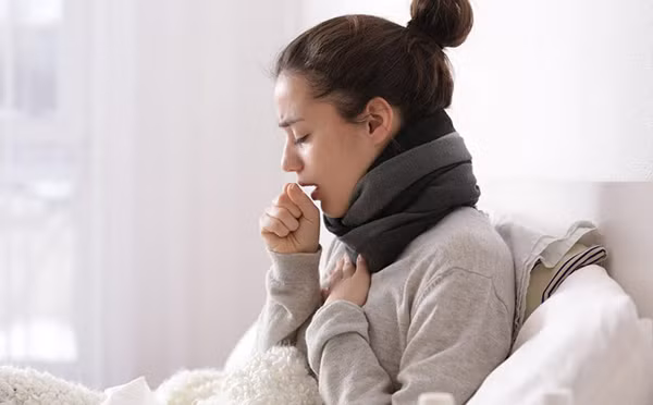 Ho khan trước khi ngủ. Ho là phản ứng cơ thể thường gặp khi mắc các bệnh về viêm đường hô hấp như viêm họng, viêm phế quản, viêm phổi. Những trường hợp ho do viêm sẽ nhanh chóng hết nếu dùng thuốc phù hợp.