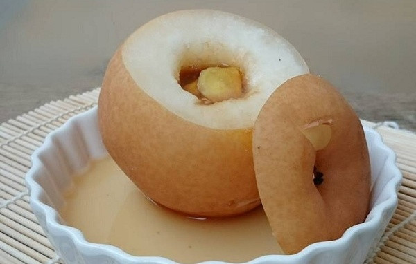 Lê hấp chữa ho, giải đờm, giữ ấm phổi. Lê có tác dụng giữ ẩm phổi, giảm ho, dưỡng âm, thanh nhiệt, bổ khí, tiêu đờm. Dù vậy, lê có tính lạnh, người tỳ vị hư hàn ăn nhiều dễ bị rối loạn tiêu hóa. Việc nấu chín lê sẽ giúp loại bỏ tính lạnh của chúng.