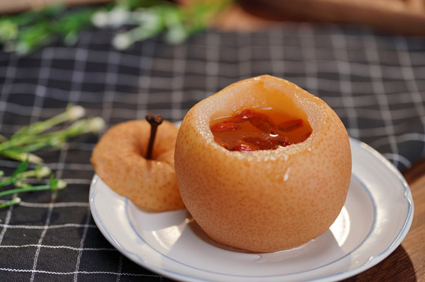 Khi thực hiện, bạn dùng 2 quả lê rửa sạch, cắt thành miếng vừa ăn. Cho lê cùng 100g gạo tẻ vào nồi với lượng nước thích hợp. Đun sôi hỗn hợp thành cháo lê để thưởng thức. Ảnh: Internet