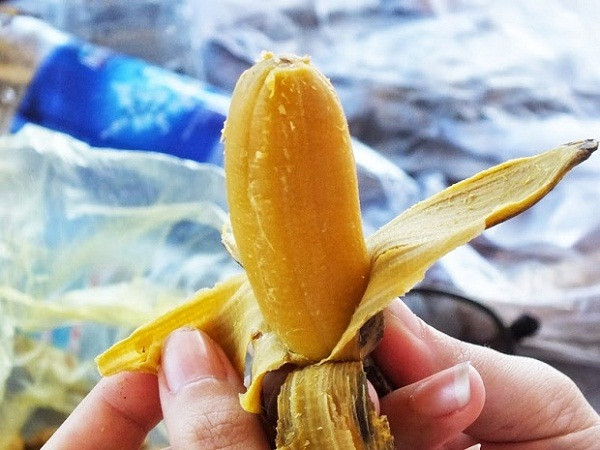 Chuối luộc. Chuối có vị ngọt, tính lạnh, có thể thanh nhiệt dưỡng ẩm đường ruột, thúc đẩy nhu động ruột nên rất thích hợp cho những người bị nhiệt. Chuối thường được ăn trực tiếp, rất tốt cho trường hợp trĩ, động thai do nhiệt.