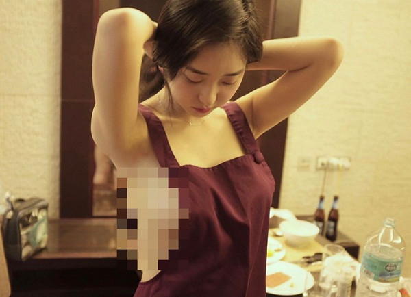 Không thể phủ nhận độ sexy đến nghẹt thở của các cô gái khi mặc tạp dề không nội y. Tuy nhiên, tạp dề là phụ kiện thường được dùng trong không gian nhà bếp nhằm tránh gây bẩn quần áo.