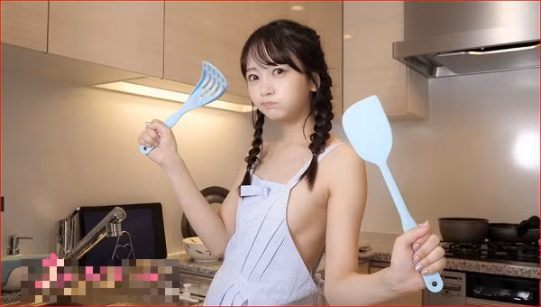 Mặc dù vấp phải nhiều ý kiến chỉ trích song không thể phủ nhận phong cách mặc tạp dề không nội y giúp cô thành công ngoài mong đợi khi lấn sân hoạt động trên các trang mạng xã hội.