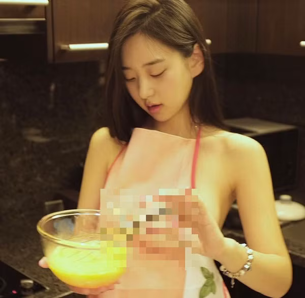 Chưa kể, thao tác làm việc liên tục có thể khiến người đẹp gặp khó khăn trong việc điều chỉnh trang phục, dễ “muối mặt” vì sự cố lộ hàng. Ảnh: Internet