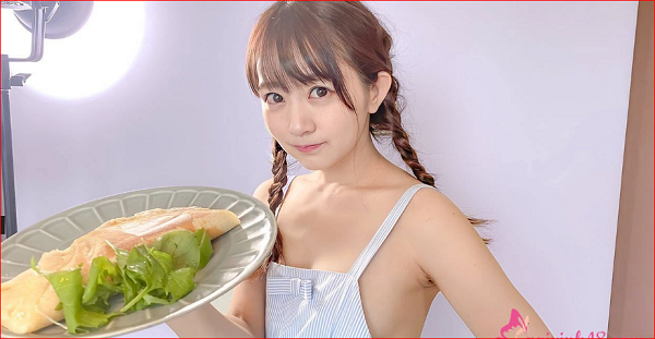 Trong hình, Shoko Hamada – hot Youtuber người Nhật từng gây “chấn động” khi lựa chọn cách độc lạ để thu hút người xem. Cụ thể, cô nàng lựa chọn trang phục nóng bỏng, cố tình lộ hàng mọi lúc mọi nơi.