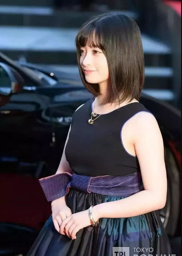 Tại Triển lãm ảnh quốc tế Tokyo, Hashimoto nhận vô số lời chê bai vì dáng người không còn thon gọn. Đến năm 2019, “mỹ nhân ngàn năm có một” khiến người hâm mộ ngỡ ngàng vì thân hình phì nhiêu, gương mặt hai cằm và đôi mắt thâm quầng.