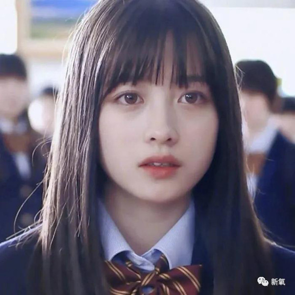 Đặc biệt, đôi mắt hạnh nhân to tròn, đuôi mắt sắc nét của Hashimoto khiến người khác phải thốt lên kinh ngạc. Nhãn cầu màu nâu nhạt hiếm gặp ở người châu Á cũng khiến Hashimoto trở nên khác biệt với hầu hết những mỹ nhân cùng thời.