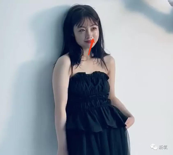 Công việc căng thẳng, thời gian nghỉ ngơi hạn chế khiến đôi mắt “idol ngàn năm có một” trở nên thâm quầng, những vết chân chim bắt đầu xuất hiện dù cô mới ở tuổi 22.