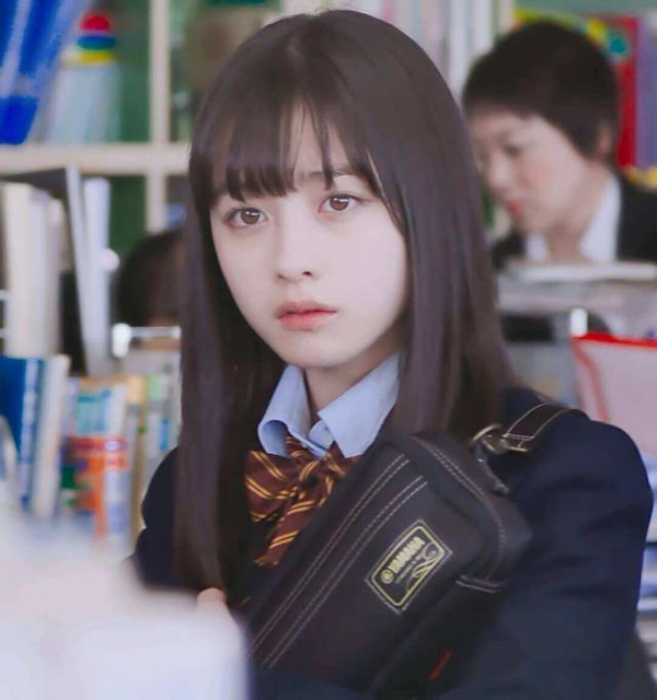 Hashimoto Kanna sinh năm 1999 tại Nhật Bản. Sở hữu nhan sắc tự nhiên thanh thuần, ngay từ khi học lớp 3, Hashimoto đã gia nhập làng giải trí. Thời gian đầu, Hashimoto chủ yếu đóng quảng cáo.