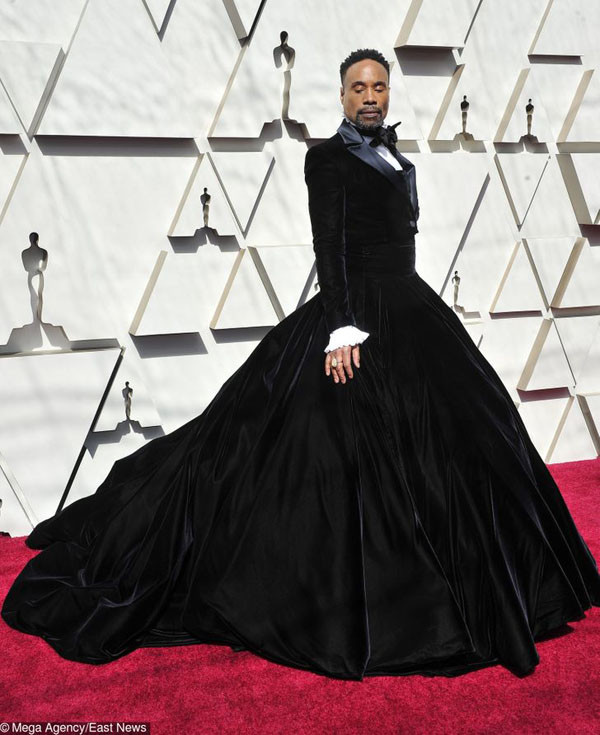 Chiếc váy tuxedo của Billy Porter. Trong lễ trao giải Oscar 2019, hầu hết các sao nam xuất hiện với bộ vest lịch lãm thì Billy Porter có diện mạo hoàn toàn khác. Cụ thể, Porter chọn mặc áo vest tuxedo ở trên kết hợp với chiếc váy nhung đen quây rộng ở dưới.