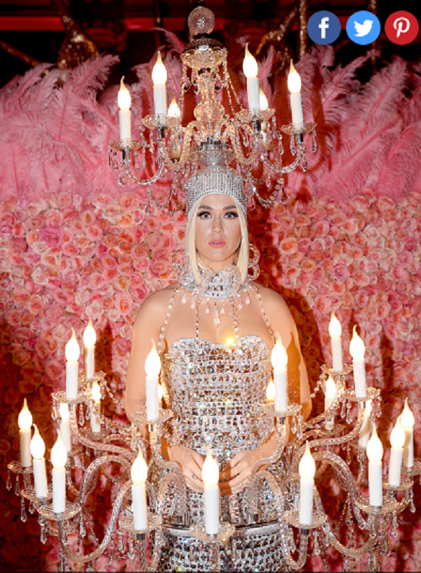 Váy đèn chùm của Katy Perry. Katy Perry khiến nhiều người mê mẩn tại Met Gala 2019 với trang phục đèn chùm độc đáo mang thương hiệu Moschino.