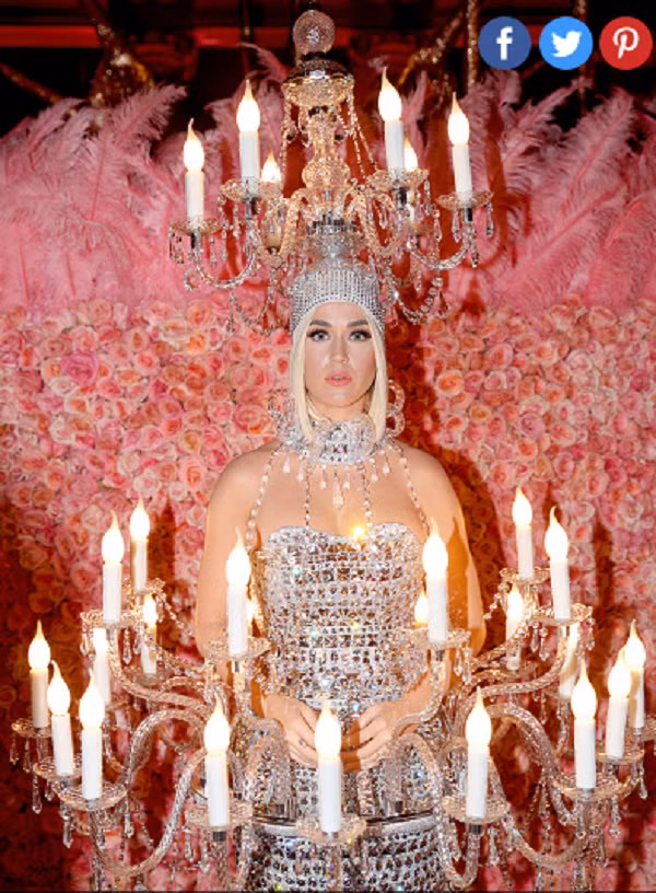 Váy đèn chùm của Katy Perry. Katy Perry khiến nhiều người mê mẩn tại Met Gala 2019 với trang phục đèn chùm độc đáo mang thương hiệu Moschino.