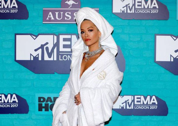 Giản dị là vậy song bộ đồ mang lại hiệu ứng truyền thông không hề kém cạnh thiết kế phức tạp nào. Sự xuất hiện của Rita được ví như một “cú sốc” với giới truyền thông. Dù không truyền tải bất cứ thông điệp nào nhưng bộ đồ của nhà thiết kế Palomo thường xuyên được nhắc lại những năm sau.