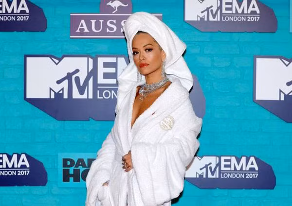 Giản dị là vậy song bộ đồ mang lại hiệu ứng truyền thông không hề kém cạnh thiết kế phức tạp nào. Sự xuất hiện của Rita được ví như một “cú sốc” với giới truyền thông. Dù không truyền tải bất cứ thông điệp nào nhưng bộ đồ của nhà thiết kế Palomo thường xuyên được nhắc lại những năm sau.