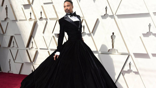 Với vẻ ngoài táo bạo này, Porter được ví như ngôi sao của bầu trời đêm. Nam diễn viên cũng là một trong những người đi đầu về xu hướng thời trang mới mẻ, mang thông điệp ý nghĩa về giới tính.