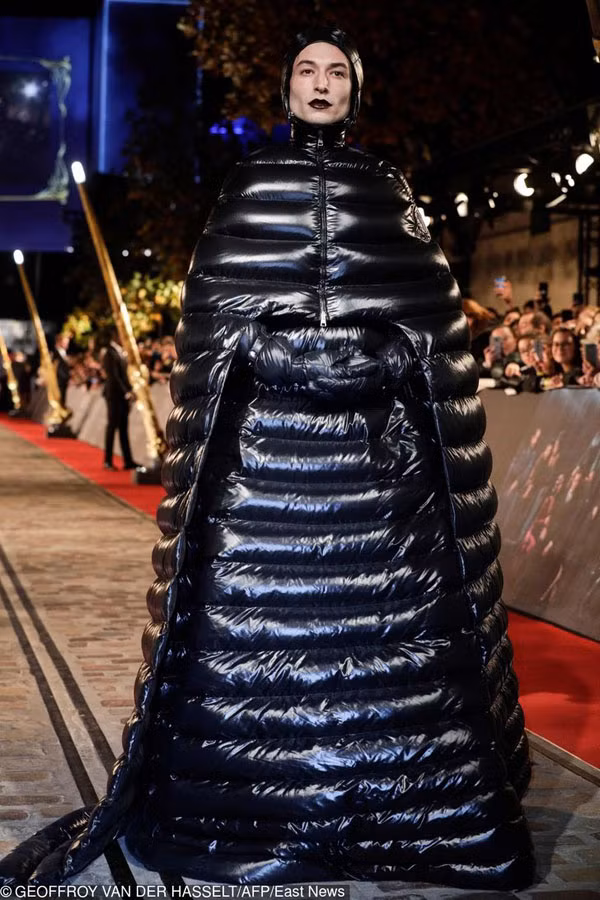 Áo khoác chần bông của Ezra Miller. Trong Buổi ra mắt bộ phim Fantastic Beasts: The Crimes of Grindelwald năm 2018, nam diễn viên Ezra Miller khiến mọi người choáng ngợp với bộ trang phục kỳ quái của mình.