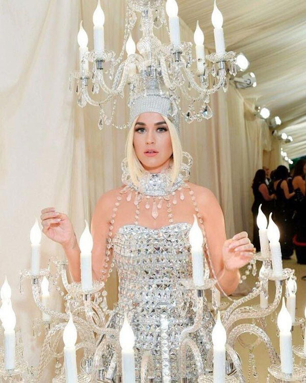 Chiếc váy được đánh giá mang tới diện mạo hoàn toàn mới cho làng thời trang. Cụ thể, nó được làm từ pha lê kết hợp những ngọn nến điện chạy bằng 2 bộ pin, chiếu sáng sự hiện diện của Katy theo cả nghĩa đen và nghĩa bóng.