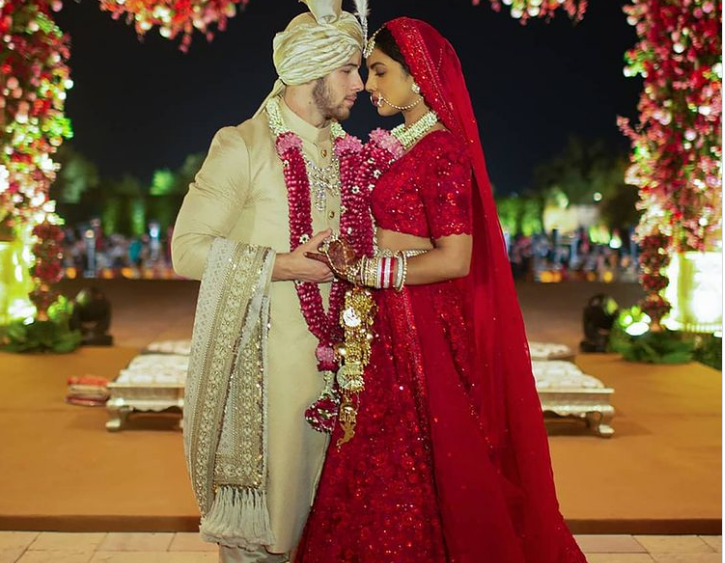 Váy cưới của Priyanka Chopra. Nữ diễn viên Priyanka Chopra kết hôn với nhạc sĩ Nick Jonas năm 2018. Trong buổi lễ, cô chọn chiếc váy đỏ truyền thống của Ấn Độ gây ấn tượng mạnh với người hâm mộ khắp thế giới.