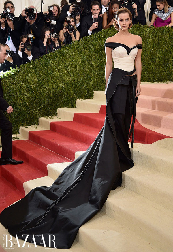 Bộ đầm được may từ những chai nhựa tái sử dụng, bông và sa tanh với ý nghĩa mong muốn ngành công nghiệp thời trang tạo ra nhiều sản phẩm may mặc giảm thiểu tác động gây ô nhiễm môi trường.