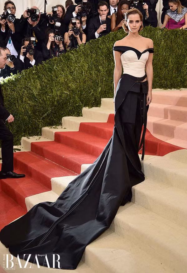 Bộ đầm được may từ những chai nhựa tái sử dụng, bông và sa tanh với ý nghĩa mong muốn ngành công nghiệp thời trang tạo ra nhiều sản phẩm may mặc giảm thiểu tác động gây ô nhiễm môi trường.