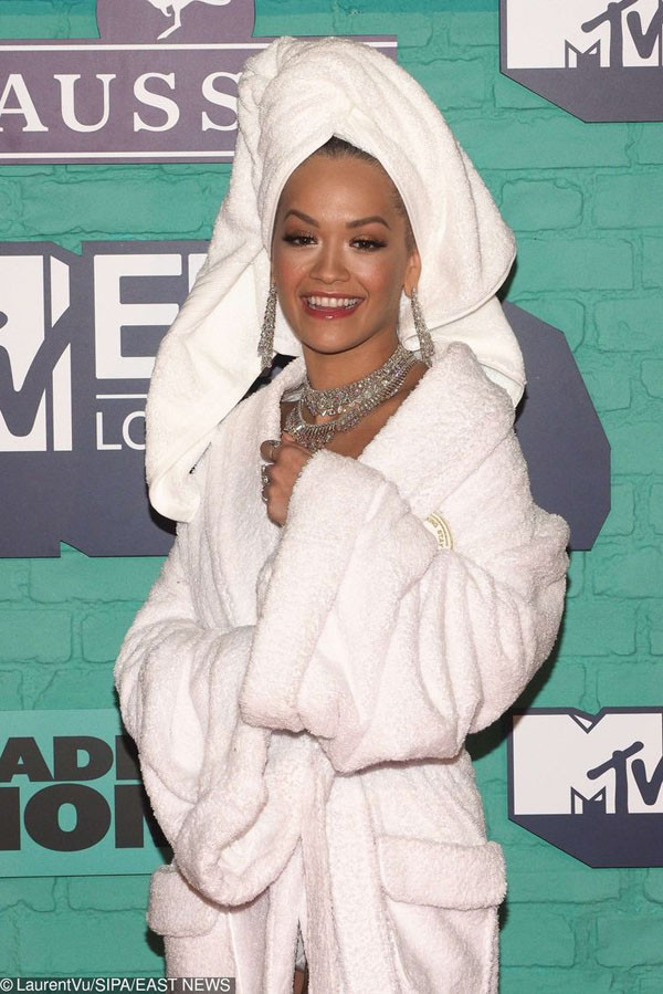Áo khoác trắng của Rita Ora. Rita Ora có bước “bẻ lái” vô cùng ấn tượng tại Lễ trao giải MTV 2017. Nếu như mọi người đều chọn những bộ váy cầu kì, sang trọng thì Rita lại diện áo choàng tắm rất đỗi quen thuộc.