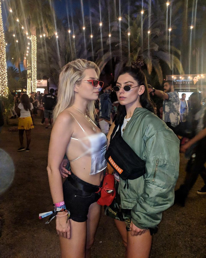 Đi tiệc với độc mảnh vải che trước mặt, chỉ cần một động tác nhảy, Lottie cũng có thể bị hớ hênh.