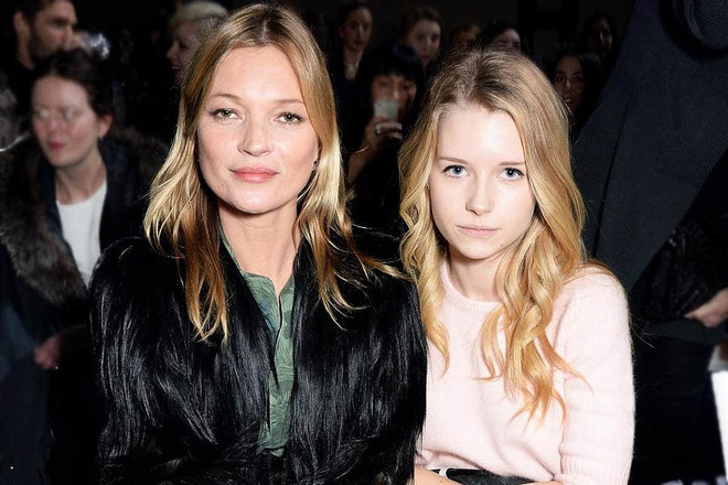 Lottie Moss là em gái của siêu mẫu Kate Moss, tuy nhiên cô nàng được biết đến nhiều bởi những bộ trang phục tai tiếng hơn là tài năng.