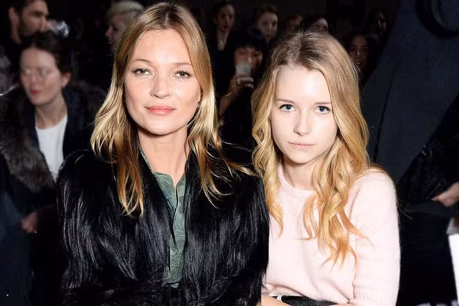 Lottie Moss là em gái của siêu mẫu Kate Moss, tuy nhiên cô nàng được biết đến nhiều bởi những bộ trang phục tai tiếng hơn là tài năng.