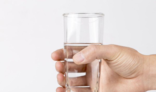 Bổ sung nước kịp thời. Quan hệ tình dục đốt cháy nhiều calo, được ví tương đương như tập thể thao cường độ mạnh. Chính vì vậy, quan hệ ngày nắng nóng rất dễ đối diện với tình trạng mất nước. Để có lợi cho việc phục hồi năng lượng, cặp đôi nên chú ý bổ sung nước kịp thời bằng một ly nước ấm.