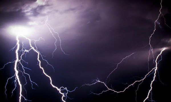 Tránh quan hệ khi trời giông. Không ít trường hợp cho biết họ cảm thấy tức ngực, khó thở khi chứng kiến sấm sét trong cơn giông. Đặc biệt nam giới đang tập trung cao độ dễ đối diện những tổn thương tâm lý không thể cứu vãn nếu bỗng nghe tiếng sét bất ngờ.