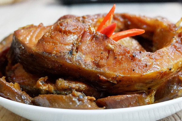 Cá phần lớn là thịt nạc, tỷ lệ mỡ trong cá rất ít, chỉ bằng 1/3 so với thịt lợn. Phân tích cho thấy, cá giàu axit béo không no mang lại lợi ích giảm lipid máu, ngăn kết tập tiểu cầu, ngừa hình thành huyết khối. Nó rất phù hợp cho bệnh nhân mỡ máu cao, bệnh tim mạch.