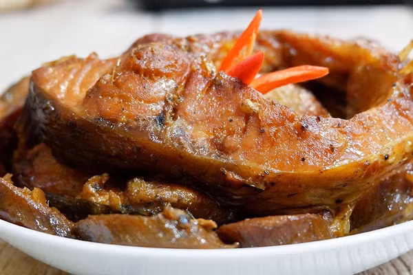 Cá phần lớn là thịt nạc, tỷ lệ mỡ trong cá rất ít, chỉ bằng 1/3 so với thịt lợn. Phân tích cho thấy, cá giàu axit béo không no mang lại lợi ích giảm lipid máu, ngăn kết tập tiểu cầu, ngừa hình thành huyết khối. Nó rất phù hợp cho bệnh nhân mỡ máu cao, bệnh tim mạch.